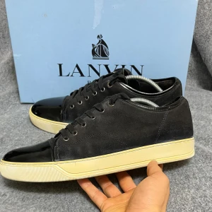 Lanvin skor - Lanvin skor i bra skick. Skicket är flawless utöver att sulan är ganska gul. Endast skorna ingår. Storlek uk 10 men passar 45. Självklart äkta nypris 5500.