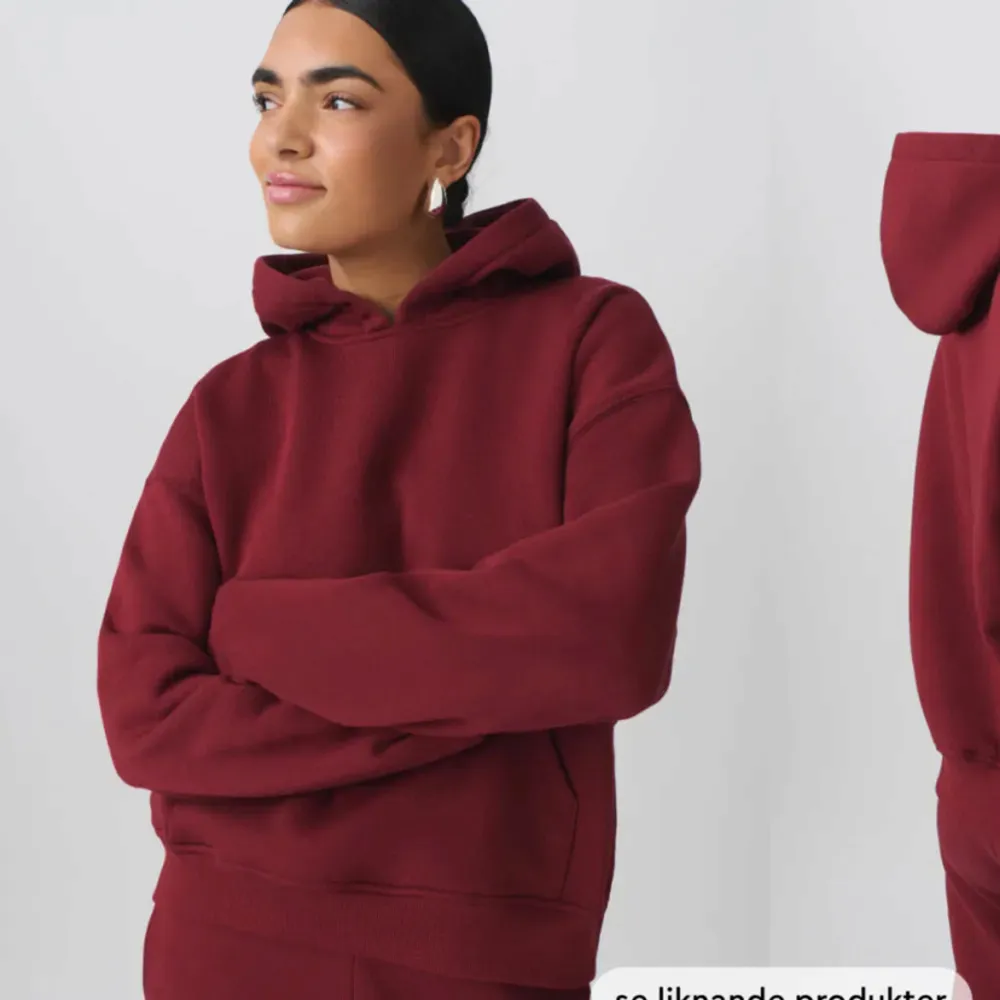 Säljer en snygg vinröd hoodie i mycket bra skick. Den är perfekt för höst och vinter med sin mysiga och varma känsla. Hoodien har en klassisk design med långa ärmar och en stor luva. Perfekt för att chilla hemma eller en avslappnad dag ute. 🧡. Tröjor & Koftor.