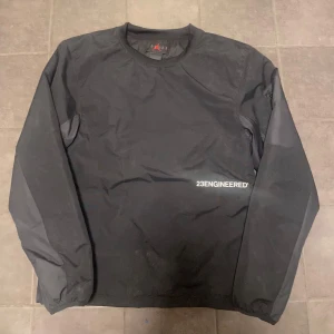 Helt ny air jordan tröja xs   - En air Nike jordan tröja i storlek xs herr. Köpt för 999 på Nikes hemsida för nåt år sedan. Aldrig använd, bara testad och har legat i min garderob. Säljs för 279 kr. Bara att skriva ifall ni har frågor. Priset är ganska fast! 