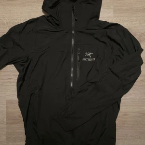 Arcteryx windbreaker - Tjo! Säljer denna feta arcteryx jackan. Räkna med att jackan är tunnare än vad dem flesta arcteryx jackorna är. Passar perfekt på lite varmare vinter dagar. Jag resellar denna jackan. Så räkna med att den är lite använd. Men skick är ändån 9/10