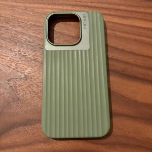 Nudient skal iphone 15 pro magsafe - Säljer ett skal från Nudient till iPhone 15 Pro. Skalet är i en snygg grön färg och har en matt finish. Det är tillverkat av högkvalitativt material och ger ett bra skydd för din telefon.  Nypris: 500