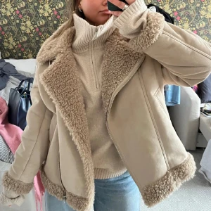Jacka - Så najs höst/vinterjacka, varm och skön. Jag har normalt M så har köpt denna för att den ska va oversized 🥰