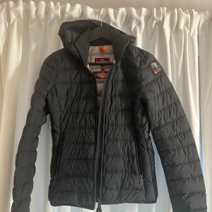 Parajumper jacka  - En nästan ny parajumper jacka i storlek S. 