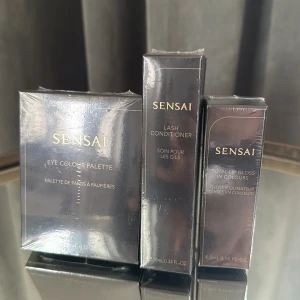 Sminkprodukter från Sensai (Värde ca 2030kr) - Säljer tre lyxiga sminkprodukter från Sensai. En ögonskuggspalett med fyra nyanser i bruna och rosa toner, perfekt för både vardag och fest. Ett läppglans i en elegant mörkrosa nyans som ger en glansig finish. Slutligen, en fransbalsam för att vårda och stärka dina ögonfransar. Alla produkter är oöppnade och i originalförpackning, full Size. Nypris 2030
