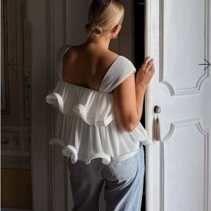 Topp/blus från Lojsan Wallin x Nakd  - Jätte fin topp som är knappt använd är i nyskick. Är jätte skön och är två tyg lager så den blir inte alls genomskinlig och man kan ha bh under !!💗💗💗☺️