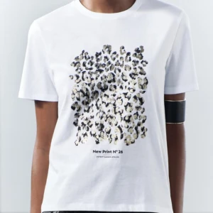Vit t-shirt med leopardmönster - Säljer en snygg vit t-shirt med ett coolt leopardmönster på framsidan. Perfekt för alla tillfällen, helt oanvänd!