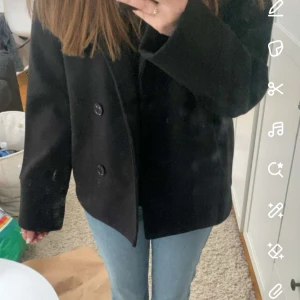Svart kappa - Säljer min kappa från Gina💗 Inga difekter 