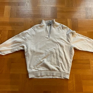 Tröja från ASOS DESIGN - Säljer en stilren beige tröja från ASOS DESIGN i storlek S. . Perfekt för både vardag och avslappnade tillfällen. Passar bra till jeans eller mjukis!