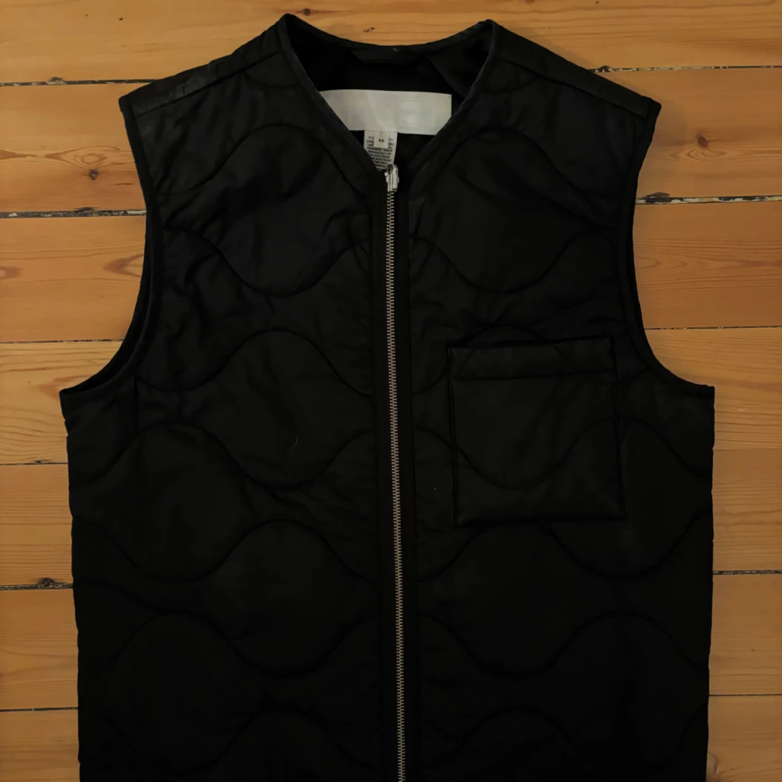 Svart quiltad väst från Arket - 90