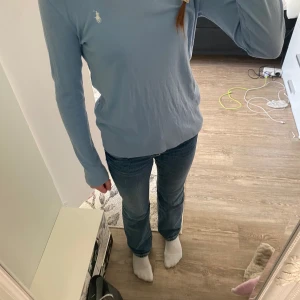 Ljusblå långärmad tröja från Ralph Lauren - Säljer en ljusblå långärmad tröja från Ralph Lauren. Super snygg, säljer pgr av att den inte kommer till andvänding. Skrin innan ni köper!🩵🩵