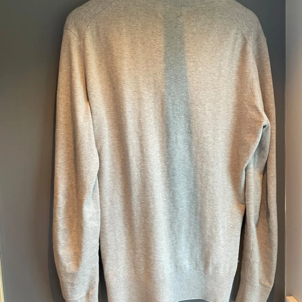 Tja! Säljer en skitsnygg beige/grå kashmir tröja från H&M i strl medium. Tröjan är i kashmir (16%) och bomull och är helt fri från defekter. Hör av dig vid minsta fundering🫵😉. Tröjor & Koftor.