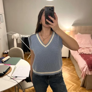 Blå stickad väst 💙 - Säljer en superfin blå stickad väst från h&m🩷. Västen har en v-ringad design och är i mycket bra skick. 