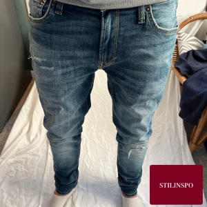 Ripped slim jeans - Utmärkt cond, inga defekter! Storlek: 32/34 sitter som: 30/30. Sitter som vanliga slim fit. ⭐️⭐️
