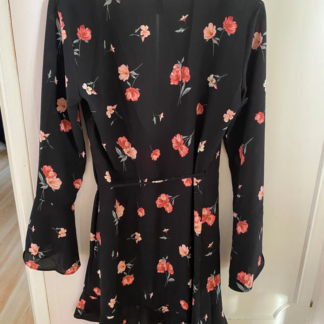 Svart blommig klänning från H&M Divided - 90