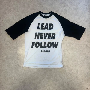 CHIEF KEEF LEAD NEVER FOLLOW LEADERS  - Jävligt fet lead never follow leaders tröja identisk med den Chief keef hade. Använd typ 3 gånger. Storlek S men passar som M