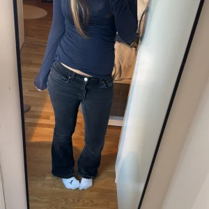 lågmidjade jeans - säljer dessa lågmidjade svarta jeans från ginatricot då dem inte används längre . bra skick och as snygga!! passar även 34.  midjemått: 35cm innerbenslängd: 73cm 