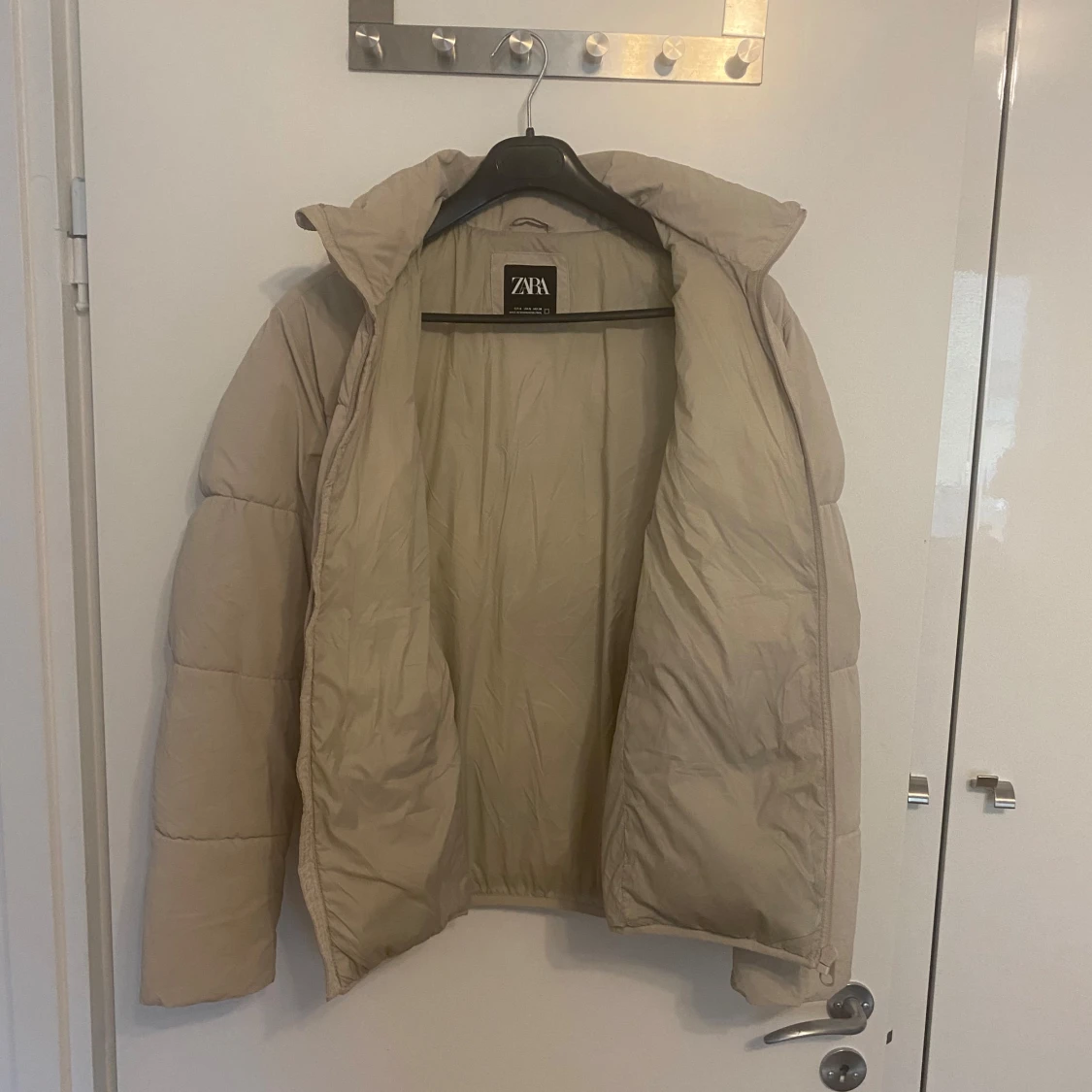Beige pufferjacka från Zara - 91