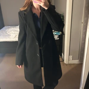 Lång kappa - Lång kappa från zara, storlek M. Köpte för 700kr nypris.