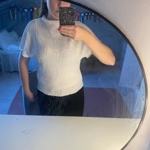 Vit topp/blus  - Vit topp/blus med krage 🩷 Fin till vardags och finare tillfällen 💕