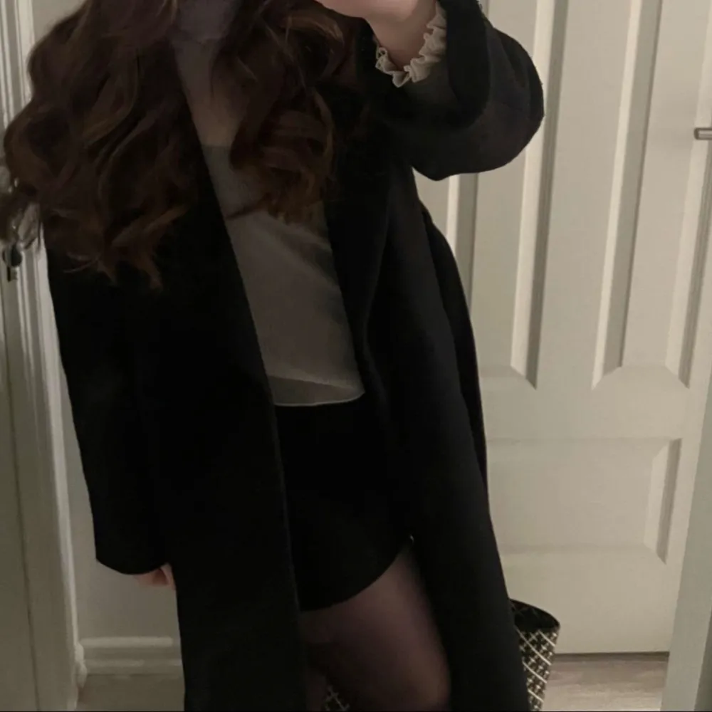 Använd en gång, inga defekter toppen används över ett linne för att ge en lyxig look, perfekt till en fest eller middag. Tröjan är mjölkvit/beige i storlek S men passar M också . Puserot.