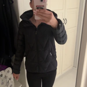 Moncler jacka  - Intressekoll på min skit snygga självklart äkta moncler jacka, jätte fint skick och nästan inga tecken på användning, den är figursydd o man kan dra åt den mer i midjan om man vill det!💖