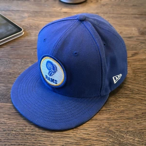 Fitted keps new era - Hej!   Säljer denna keps från new era (fitted modell).  Använd en del men bra skick!  Size: 7 3/8  