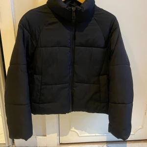 Svart pufferjacket  - Jättefin svart pufferjacket från Monki som knappt är använd. Den är verkligen supergosig och passar perfekt till vintern. Då den knappt är använd är den i jättebra skick 