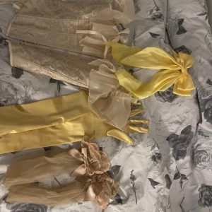 Belle cosplay - Säkjer en full Belle cosplay med korsett, sidenhaskar, rosett och knästrumpor :) kontakta för fler bilder, bilder med de på, perfekt för cosplay🩷 kan sälja saker separat bara att kontakta, köpt på amazon använd en gång 
