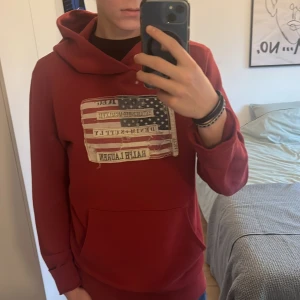  Ralph Lauren Hoodie  - Säljer en snygg och eftertraktad hoodie från Ralph Lauren Denim and Supply, perfekt för höst och vinter. Den är i mycket bra skick. Den är i storlek M men passar S också. Modellen är 181cm och väger 68kg. Priset är ej huggit i sten. Skriv PM om du är några funderingar.