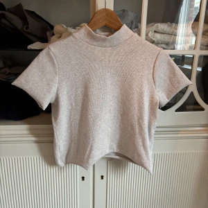 Beige ribbad kortärmad topp - Jättegosig tröja från pull and bear🤎
