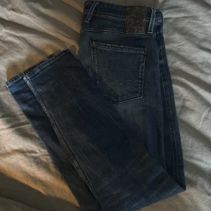 Blå jeans från Replay - Säljer ett par snygga blå jeans från Replay, modell Anbass. De är i mycket bra skick! Kom privat för frågor! 