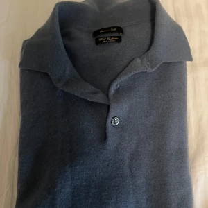 massimo dutti  - En snygga massimo dutti tröja i kashmir & ull som är perfekt nu till hösten. Den är i ett mycket bra skick och ny pris ligger på 850kr. Vid funderingar hör gärna av er.