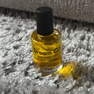 Dream Oil från Raw Perfection - Dream Oil med Bakuchiol, HPR och Glutathione från Raw Perfection. En lyxig olja som ger huden en strålande lyster och mjukhet. Perfekt för att återfukta och vårda huden. Säljes då jag använder andra produkter. Nypris från raw perfections hemsida är 828kr
