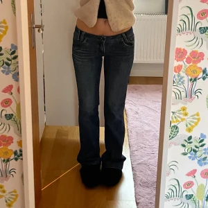 Lågmidjade jeans - Bra skick, lite slitna längst ner på benen skriv privat för bilder. 
