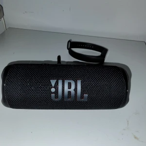 JBL Flip 6 - Tjena säljer nu min Jbl flip 6 som då Inte kommer till användning längre , högtalaren har Inga defekter det är Bata att höra av er vid funderingar ✔️