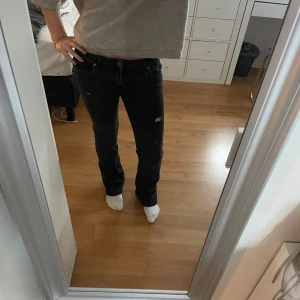 Svarta jeans med slitningar - Säljer ett par svarta jeans i bra skick. De har en normal passform och är lite slitna för en cool look. Perfekta för både vardag och fest! 🖤