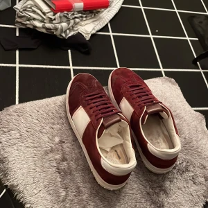 Valentino flycrews  - Säljer dessa sjukt feta och unika valentino flycrews i färgen vinröd! Size 41. Skick 7-8/10. Hör av dig vid minsta fundering!