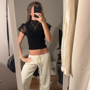  topp med puff ärmar🖤 - Säljer en snygg svart topp med korta, transparenta ärmar. Toppen är tight och croppad, perfekt för en utekväll eller fest. 🖤🖤🖤