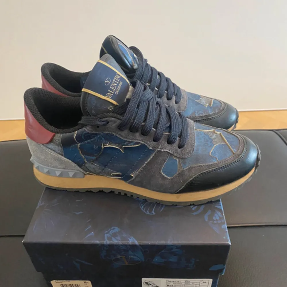 Säljer ett par snygga Valentino Rockrunners i Nysckick🤩9/10. De är i storlek 38 men passar upp mot 39/40. Nypris är ca 7000 kr. Tillbehör: Box, dustbag. Skriv vid funderingar🔥. Skor.