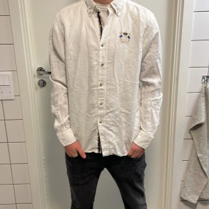 Morris skjorta - Säljer denna feta skjortan ifrån Morris! Skicket på skjortan är 8/10 mitt pris är 239kr men jag vet inte det exakta nypriset mvh luxury sellout 