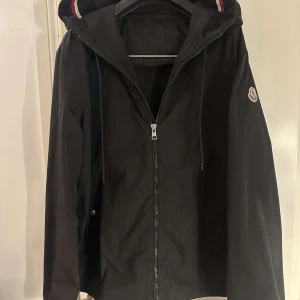Moncler Grimpeurs Windbreaker - Säljer denna windbreaker från moncler, modellen grimpeurs. Den är i bra skick utan några defekter och är i storlek 3 som motsvarar storlek M-L. Hör av dig vid minsta lilla intresse!