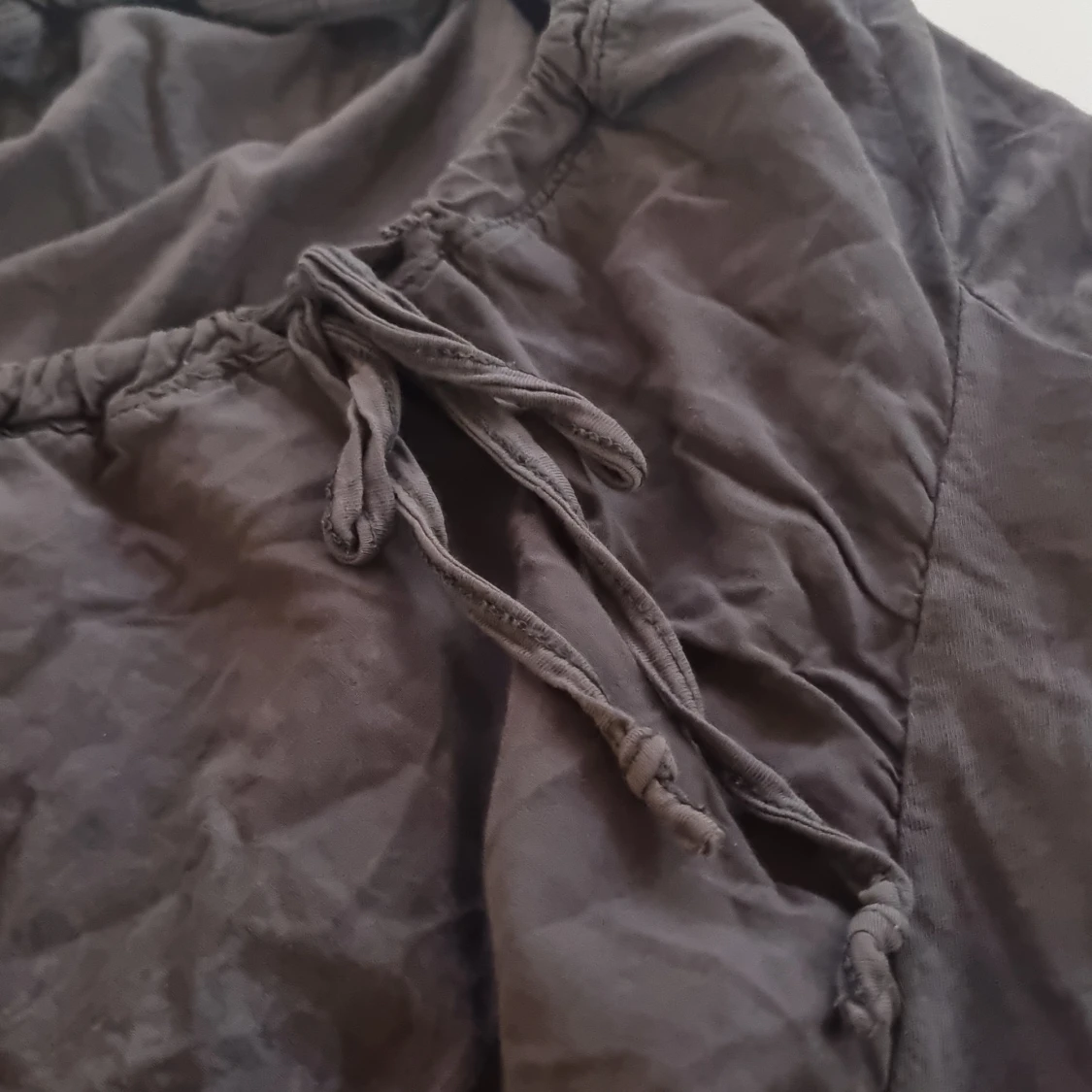 Grå topp med knytband - 92