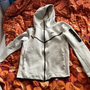 Nike tech fleece  - Säljer denna nike tech koftan eftersom den inte passar och då inte används längre Den är i god kvalitet och använd bara några få gånger Pris kan diskuteras vid ett rimligt prisförslag