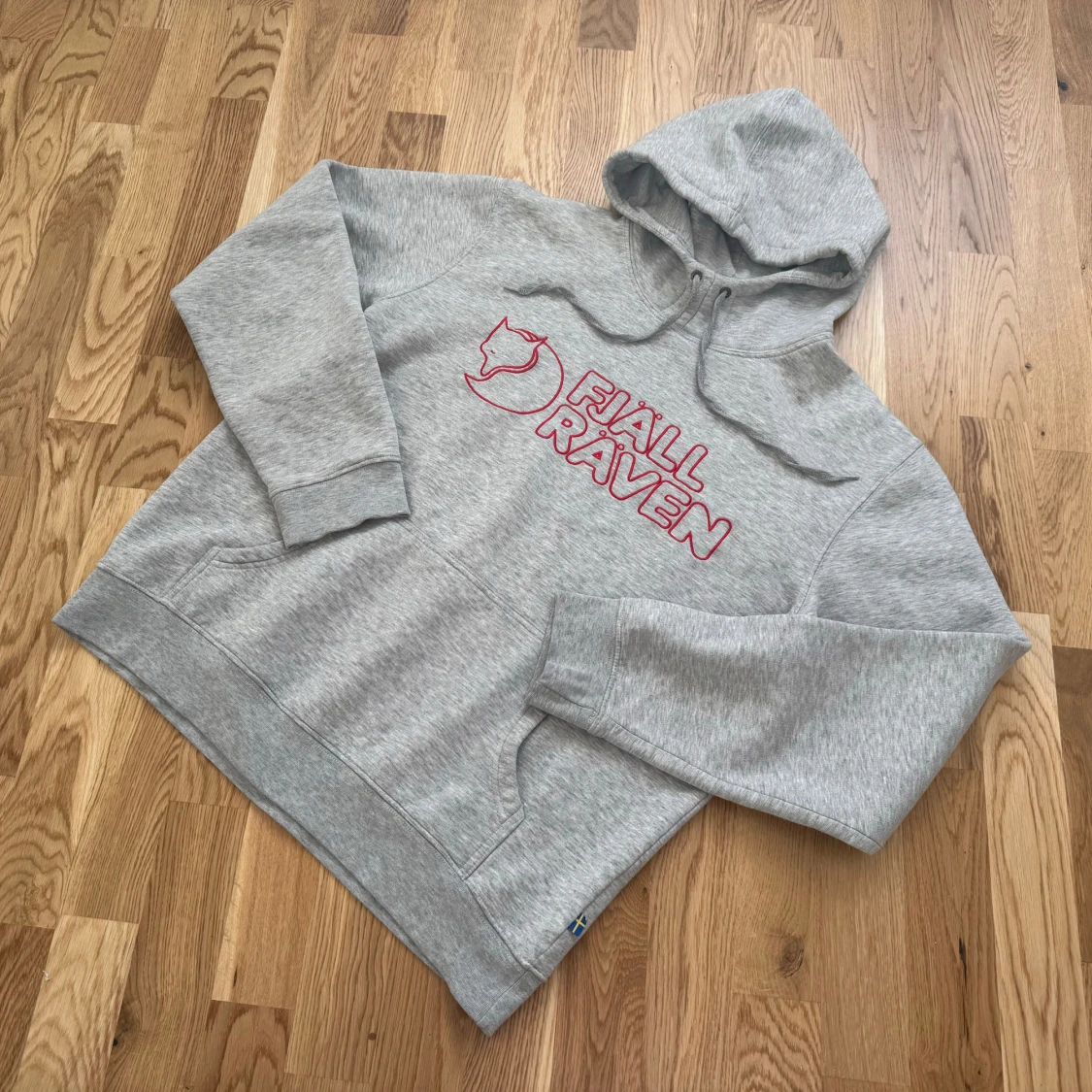 Grå retro hoodie från Fjällräven