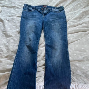 Lågmidjade jeans - Så snygga lågmidjade jeans! Oklart vilken storlek de är men passar mig som har storlek 27/30 förutom att de är lite långa💗 De har därför ett litet hål längst ner på ena benet