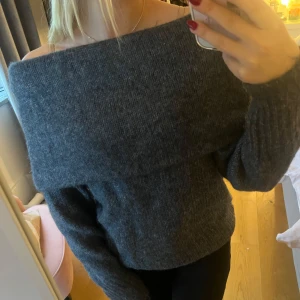 Stickad offshoulder tröja - Säljer denna supermysiga tröja från H&M. Den är knappt använd och har inga tecken på användning! Kontakta mig om du har några frågor🩷