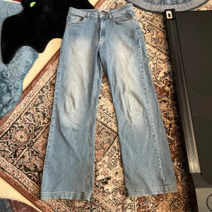 baggy jeans - jag har strl 38 och dom sitter baggy och lådmidjat på mig, lite slitna längst ner eftersom att de har varit långa på mig.