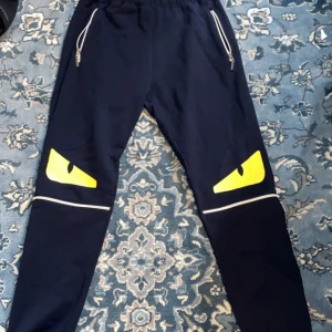 Fendi Byxor  - Träningsbyxor från fendi. Sjukt snygga, storlek M passar S