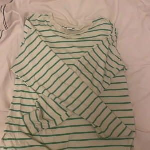Randig långärmad tröja - Säljer en superfin randig tröja i vitt och grönt. Tröjan ör ganska oversized och är i storlek Xss