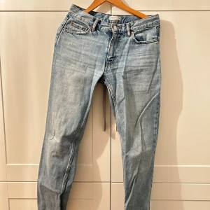 Blå jeans från gina tricot - Säljer ett par klassiska blå jeans i bra skick. De är mellanmidjade och har en straight passform. Perfekta för både vardag och fest! 🕺